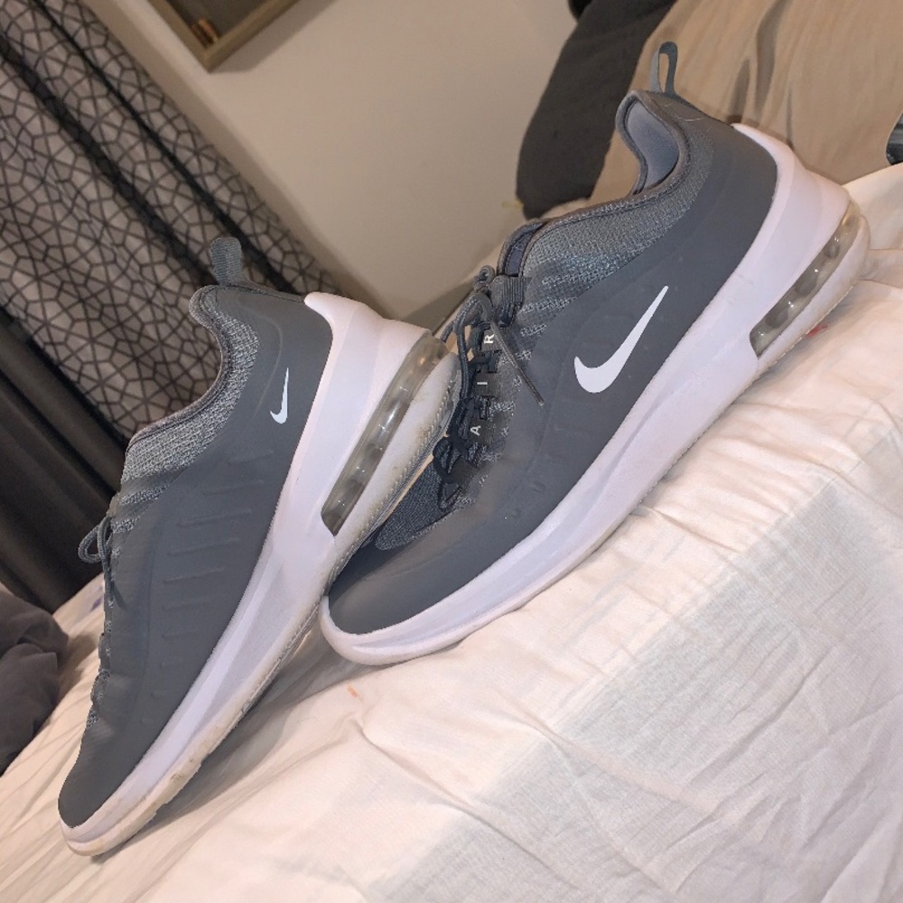 Men’s Nike air sneakers